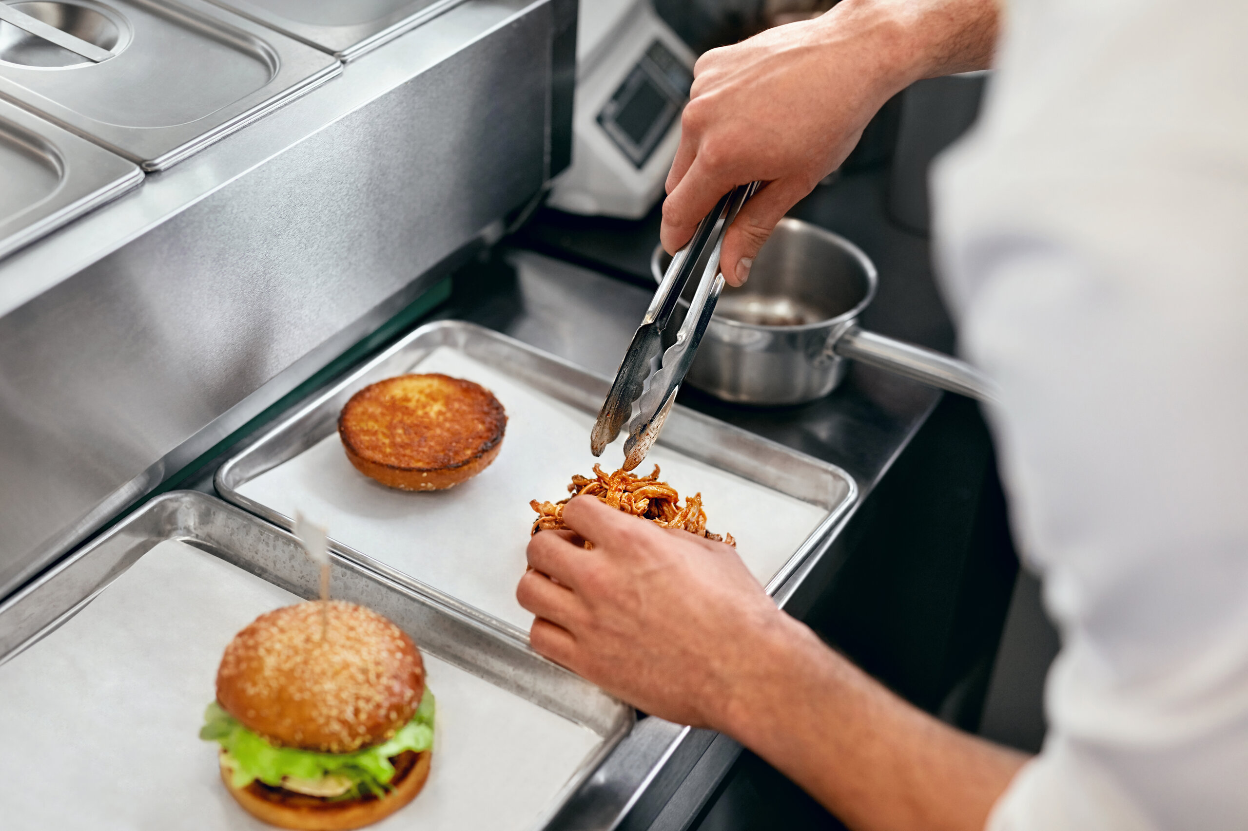 Gastronomie, Systemgastronomie Zubereitung eines Burgers