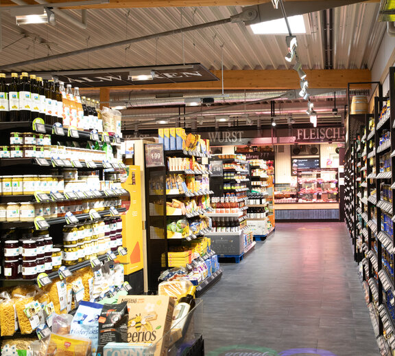 Etiquettes de prix dans les rayons des supermarchés - utilisation complémentaire des étiquettes de prix en plus de l'étiquetage électronique