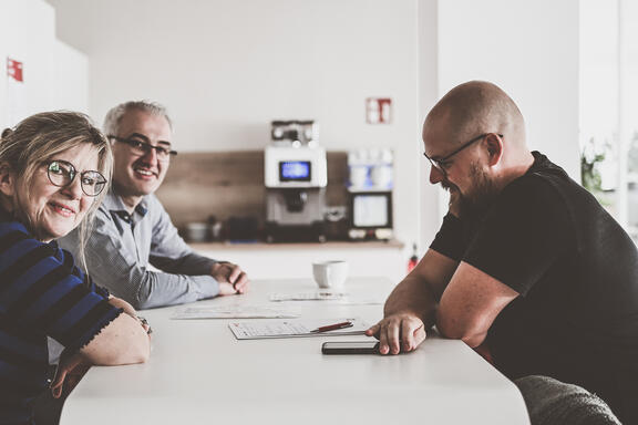 Teammitglieder der Meto International GmbH im Bürogebäude in Hirschhorn