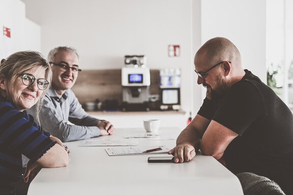 Team members of Meto International GmbH in the office building in Hirschhorn