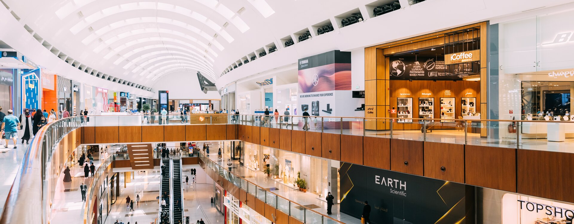Vista de un centro comercial con muchas tiendas pequeñas