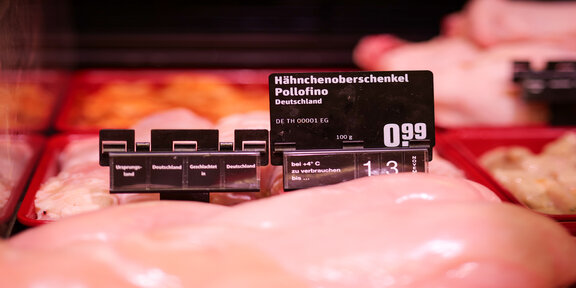 Geflügel in der Supermarkt-Frischetheke mit Herkunftskennzeichnung – Meto informiert über gesetzeskonforme Lebensmittelkennzeichnung.