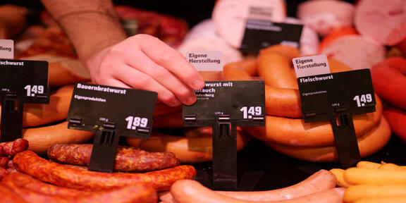 Wursttheke mit erweiterter Herkunftskennzeichnung mithilfe des Meto Leporello-Systems – mit Kennzeichnung ‚aus eigener Herstellung‘