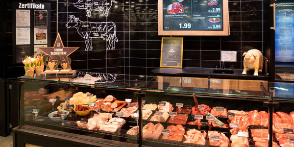 Fleisch-Frischetheke im Supermarkt mit Herkunftskennzeichnung – Meto informiert über gesetzeskonforme Lebensmittelkennzeichnung