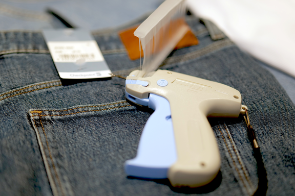 Meto labelling gun for special applications in the textile industry