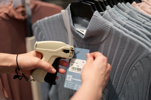 Textiles awarded with price and information tags - Meto labelling gun in use