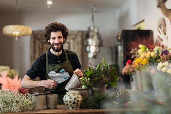 Etiquetadora manual Meto Classic M en uso - florista aplica la etiqueta de precio al producto