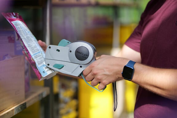 Etykieciarka ręczna Meto Easy w użyciu w supermarkecie - etykietowanie ofert specjalnych