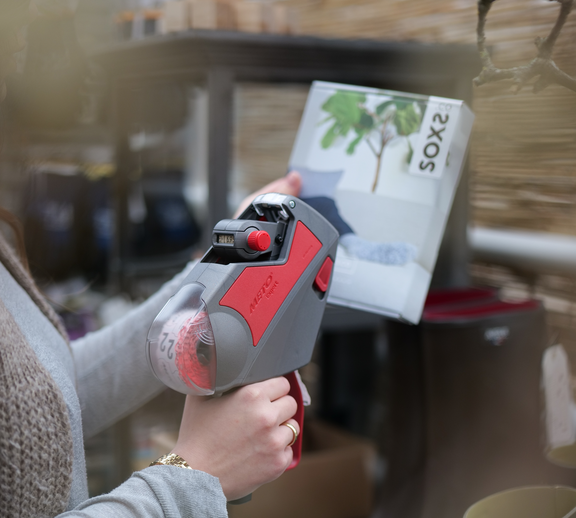 Product application image: Meto Expert price labeller - Handheld device for labelling price tags