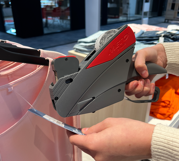 Application image: Meto ProLine price labeller - handheld device for labelling price tags
