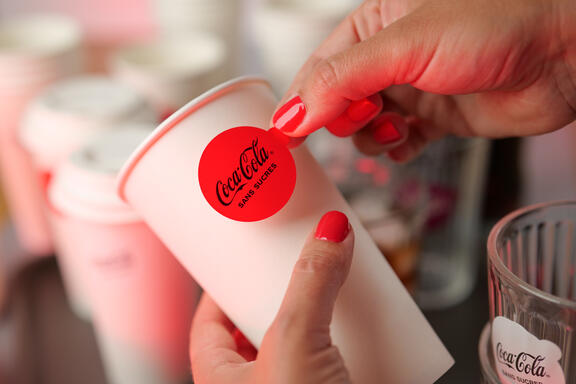 Produktbild Meto Coca Cola Etikett - Rotes Rundes-Etikett mit schwarzer "Coca Cola" Aufschrift zur Kennzeichnung von Getränkebechern