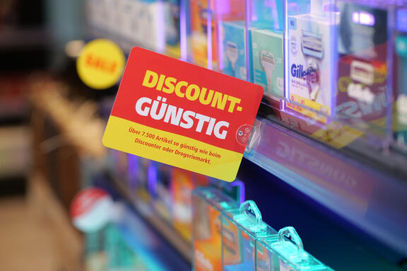 ESL‑Befestigung am Supermarktregal – POS‑Verkaufsförderung mit Marketing‑Slogan ‚Discount-Günstig'